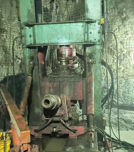 反井鉆機開挖后的井筒支護 反井鉆機開挖后的井筒支護